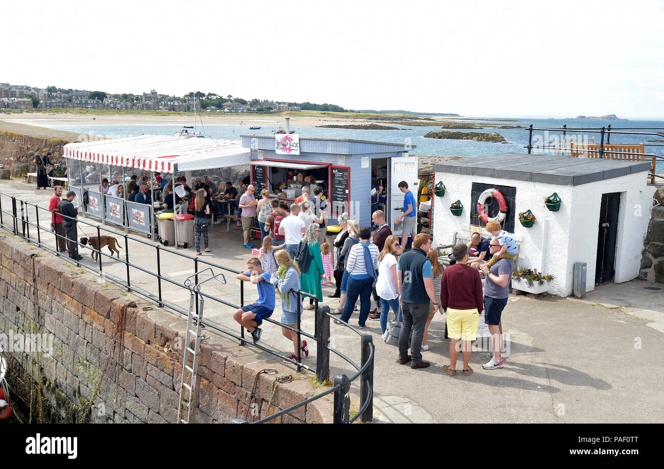 Lobster Shack North Berwick porto con code di persone nella Scozia orientale Lothian Foto Stock