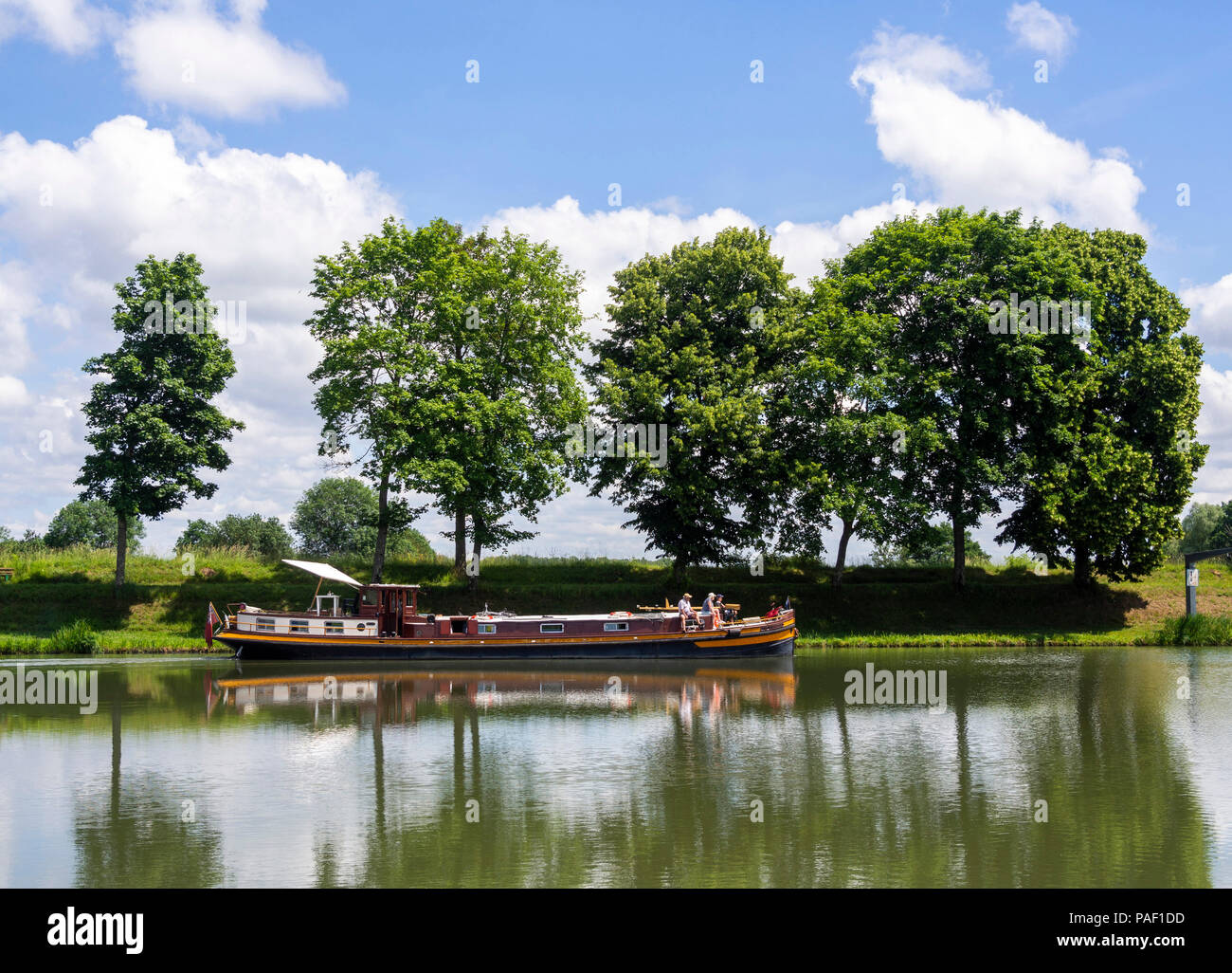 House boat, Canal di Loire, Decize, Nievre reparto, Bourgogne-Franche-Comté, Francia Foto Stock