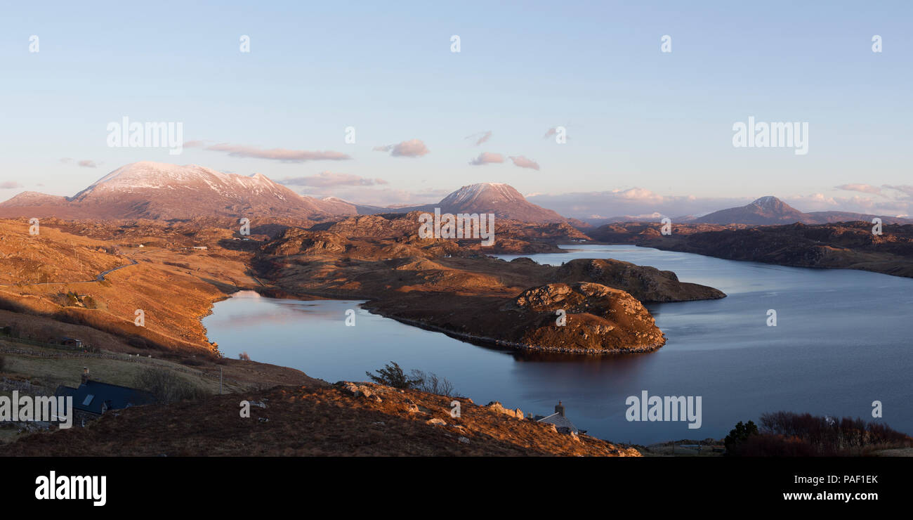 Vista panoramica di Loch Inchard con Ben Stack, Arkle e Foinaven nella distanza, Sutherland Foto Stock