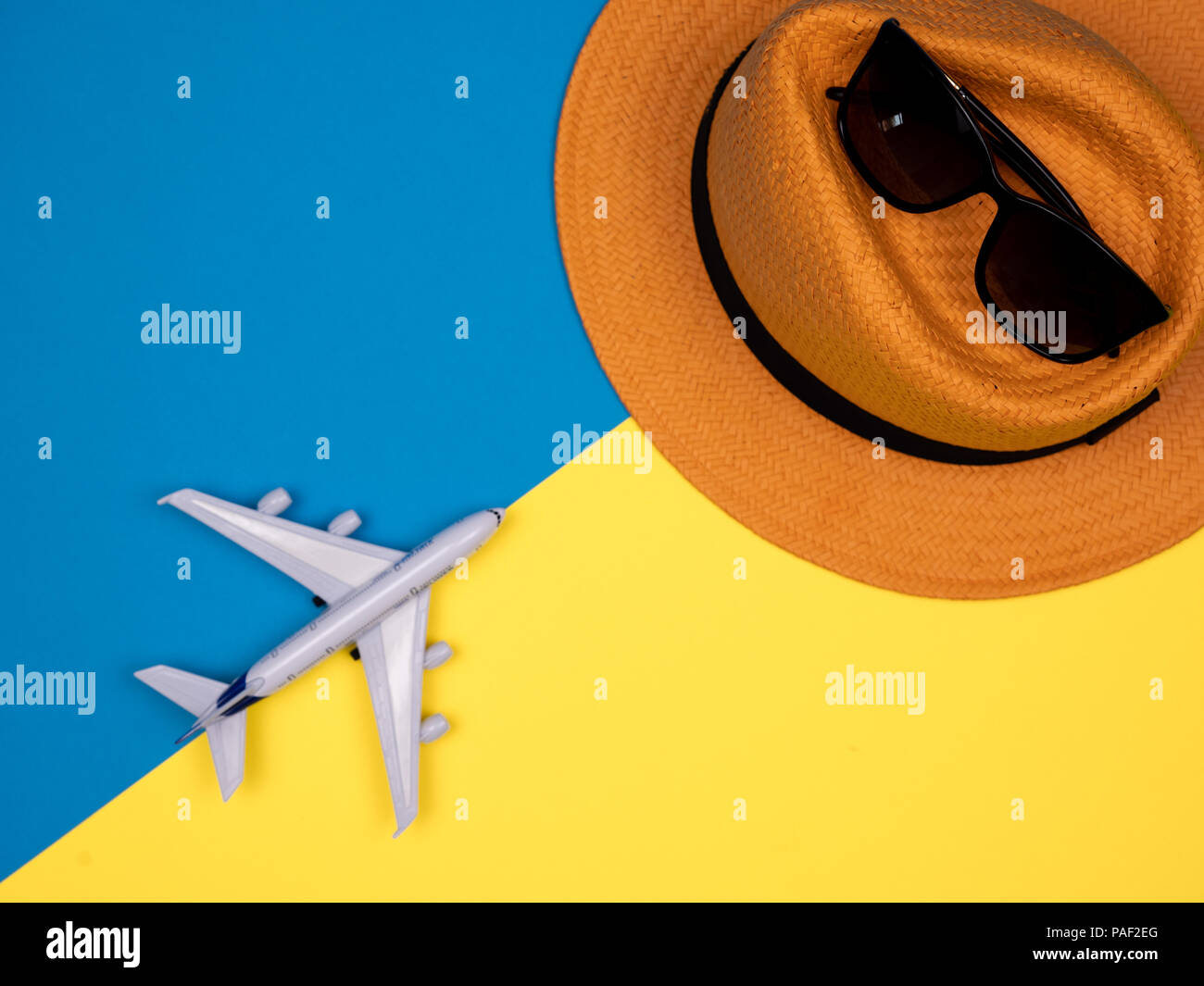 Cappello, occhiali e piano Foto Stock