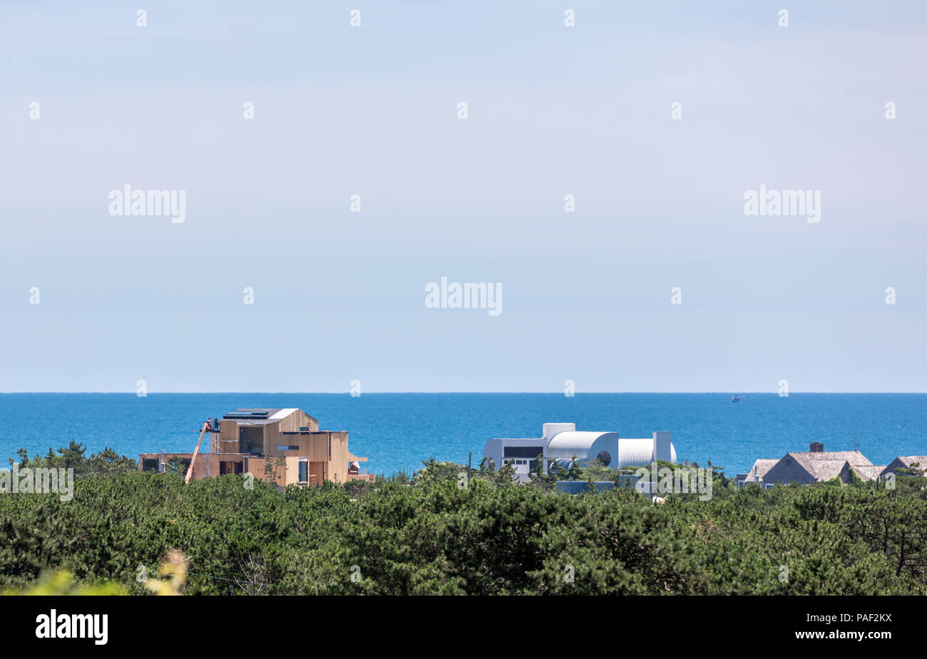 Tre case con vista oceano con una delle case in costruzione in Amagansett, NY Foto Stock