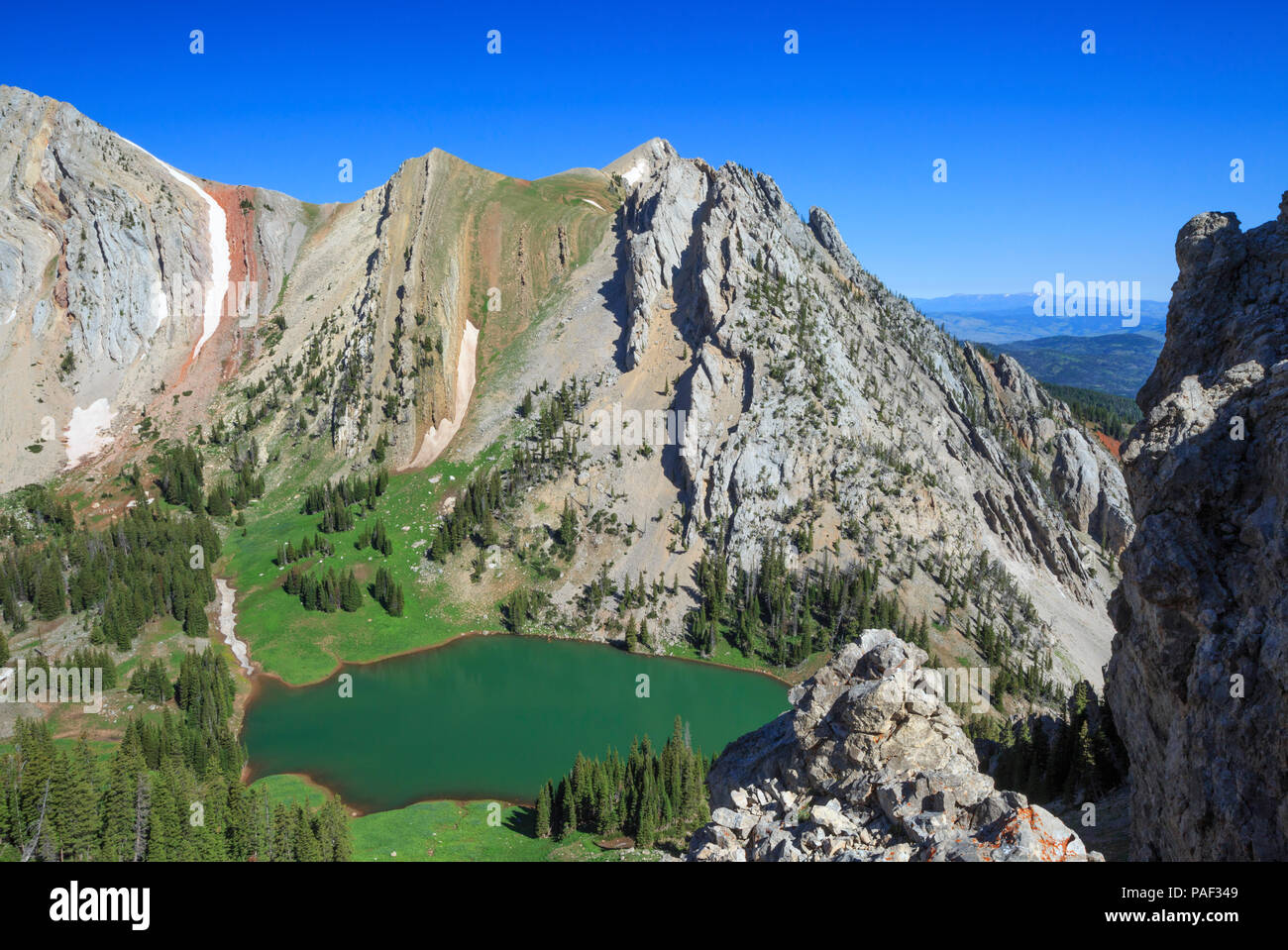 Frazier lago sottostante Monti Bridger vicino a Bozeman, Montana Foto Stock