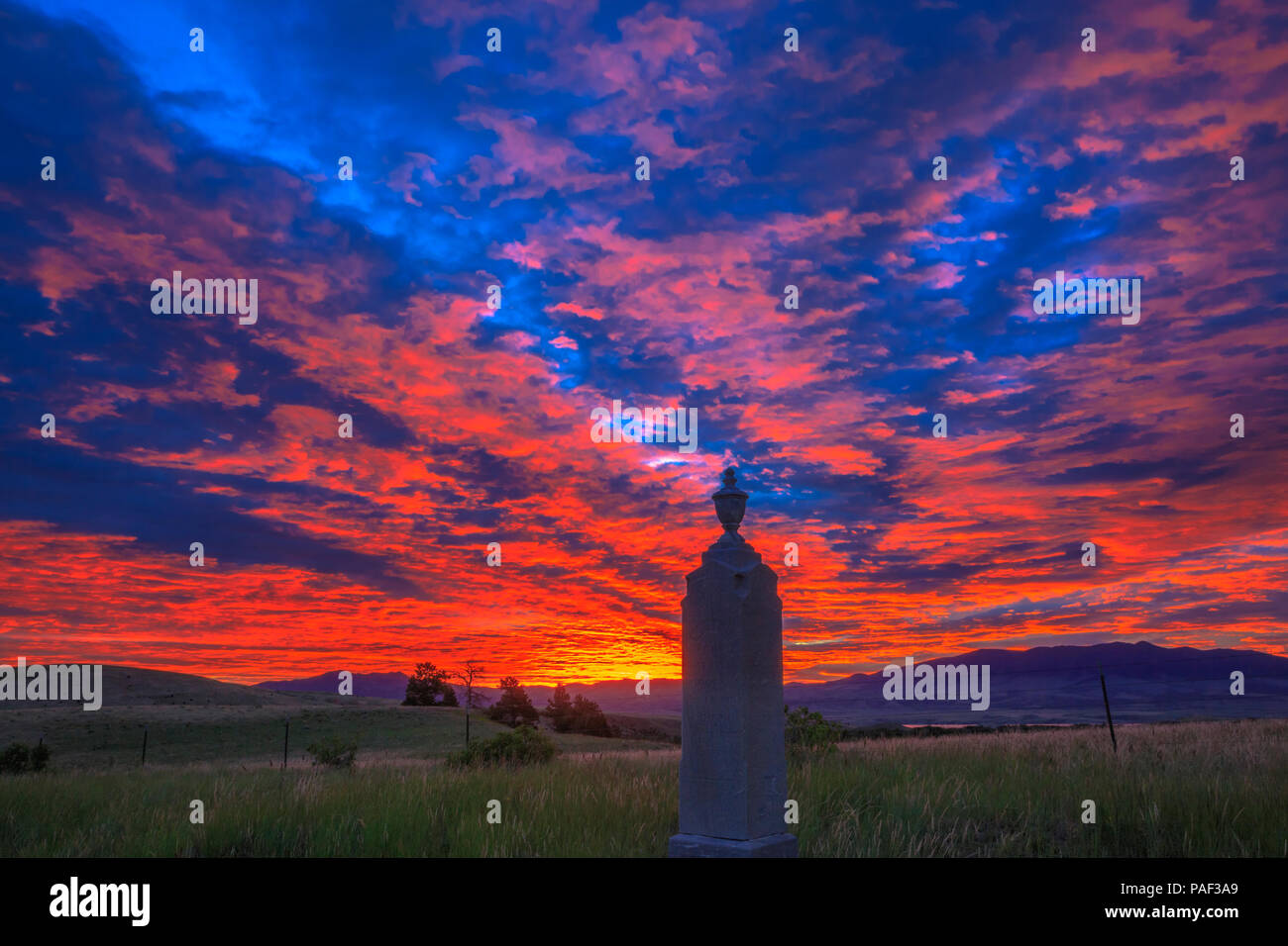 Silhouette contrassegnati per la rimozione definitiva nel cimitero rurale di sunrise vicino a Winston, montana Foto Stock