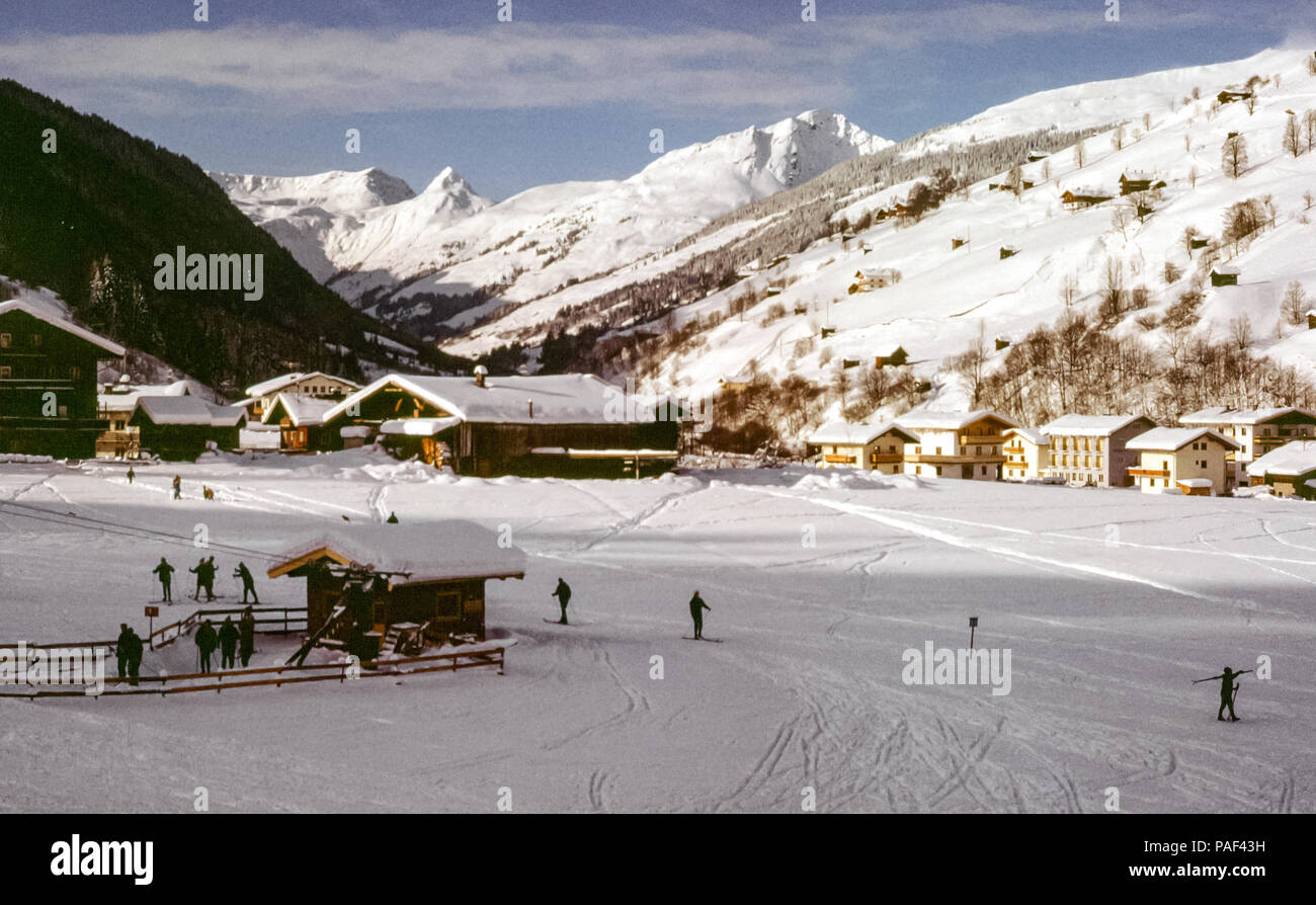 Stazione sciistica di Hinterglemm, Austria in inverno con un piccolo T bar skiow drag lift negli anni '60 Foto Stock