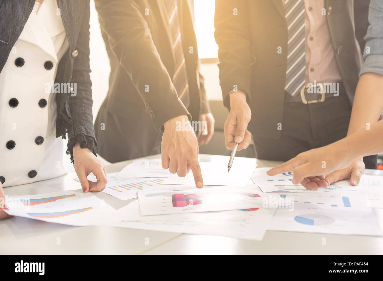 Imprenditore e la donna sono un po' di brainstorming su a creative nuova idea di business come il lavoro di squadra concetto. Foto Stock