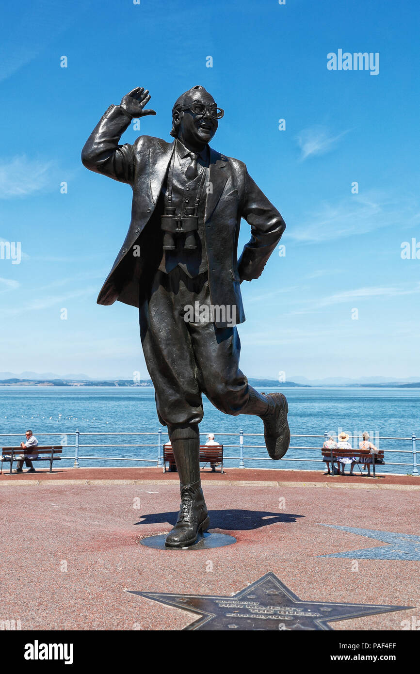 Eric Morecambe statua in bronzo sorge sul lungomare di Morecambe Foto Stock
