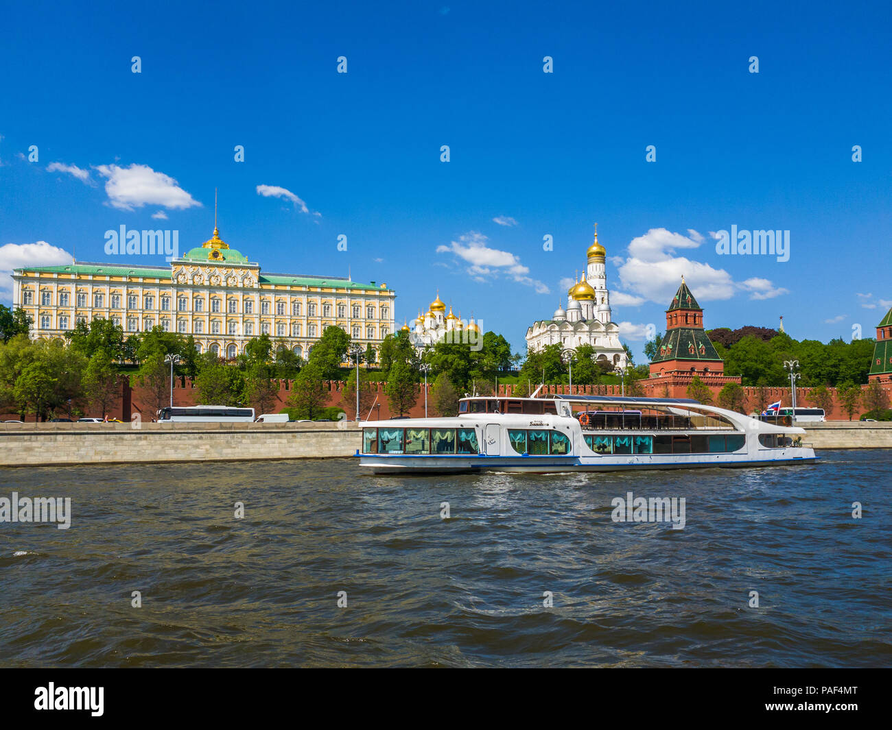 Mosca, Russia - 12 Maggio. 2018. Blagodat - navi navigano su un fiume passato il Cremlino Foto Stock