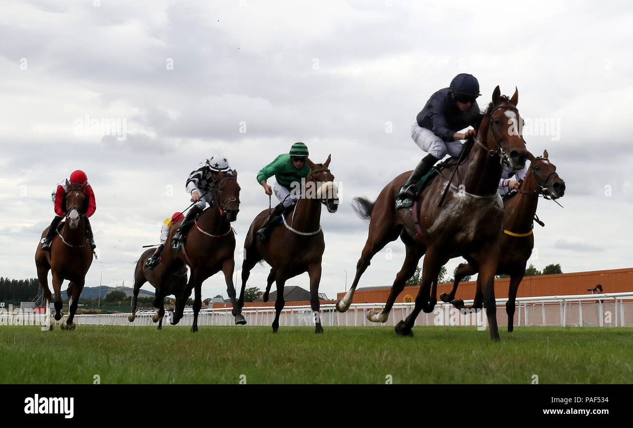 Scogliere di Dooneen cavalcato da Ryan Moore (seconda a destra) vince il Killashee Handicap durante il giorno due di Darley Irish Oaks Weekend al Curragh Racecourse, nella contea di Kildare. Foto Stock