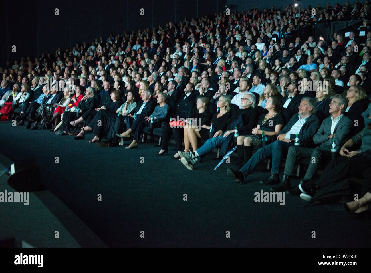 Il pubblico della cerimonia di apertura del Filmfest München 2018 nell'Matthäser Filmpalast Foto Stock