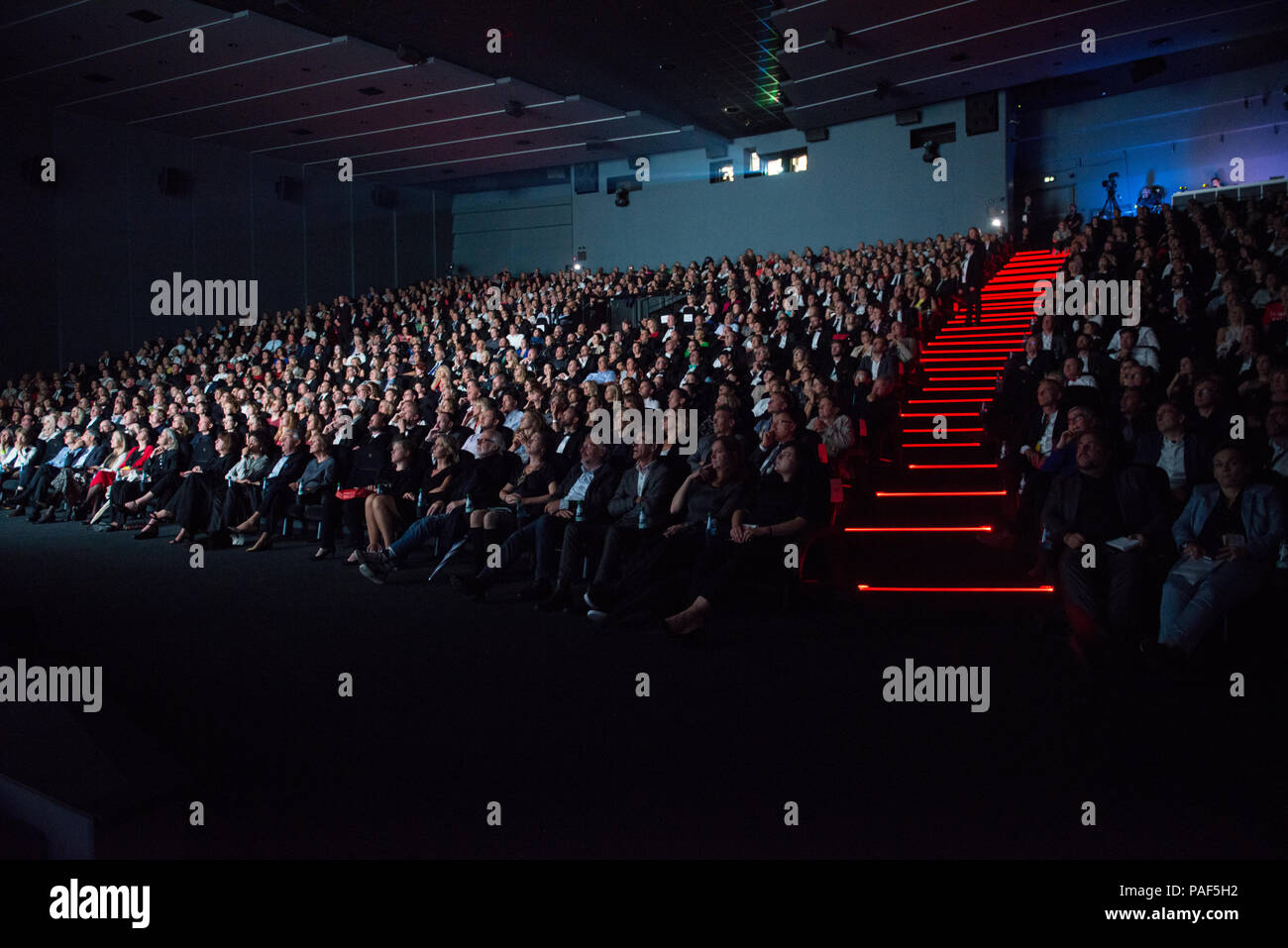 Il pubblico della cerimonia di apertura del Filmfest München 2018 nell'Matthäser Filmpalast Foto Stock