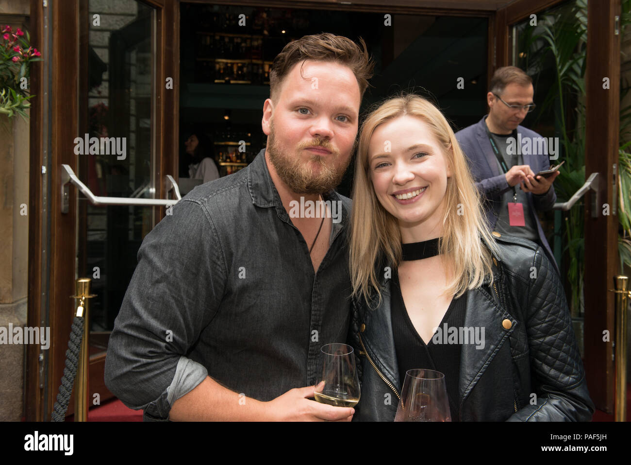 Gli attori Adam Ild Rofweder e Paulina Galazka Il presso la reception Lunchbox di Filmfest Monaco di Baviera 2018 Foto Stock