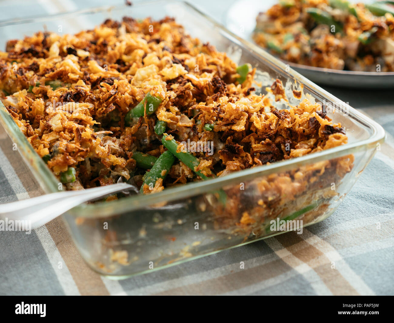 Vegano fagiolo verde casseruola con tofu affumicato. Ingredienti: Fagioli verdi, i funghi, cipolla, affumicate Pezzi di tofu, non a base di latte, yogurt essiccata cipolle fritte, veg Foto Stock