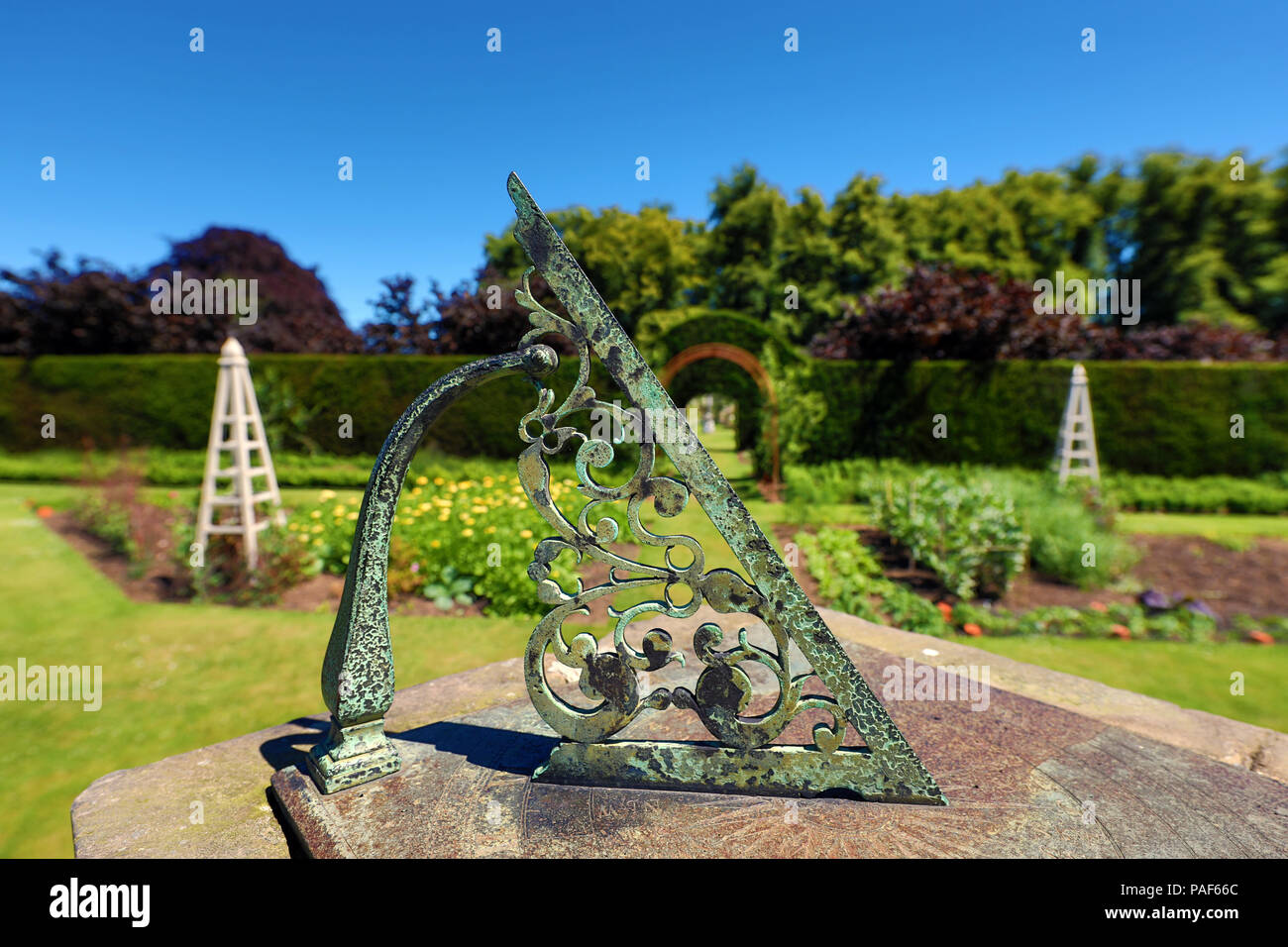 Meridiana nei giardini di Castle Howard maestosa casa vicino a York, North Yorkshire, Inghilterra Foto Stock