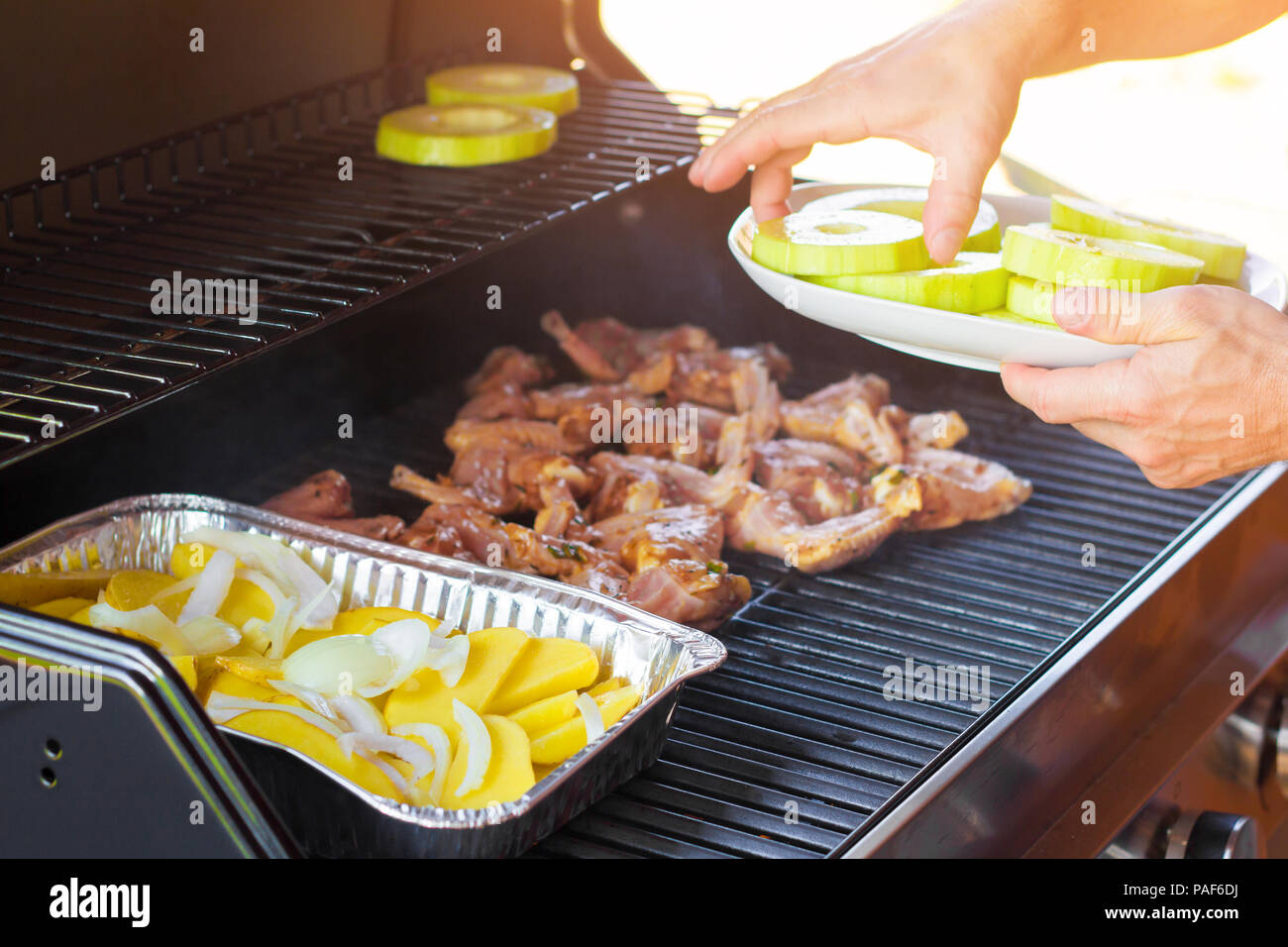 Man mano e grill barbecue la preparazione di alimenti Foto Stock