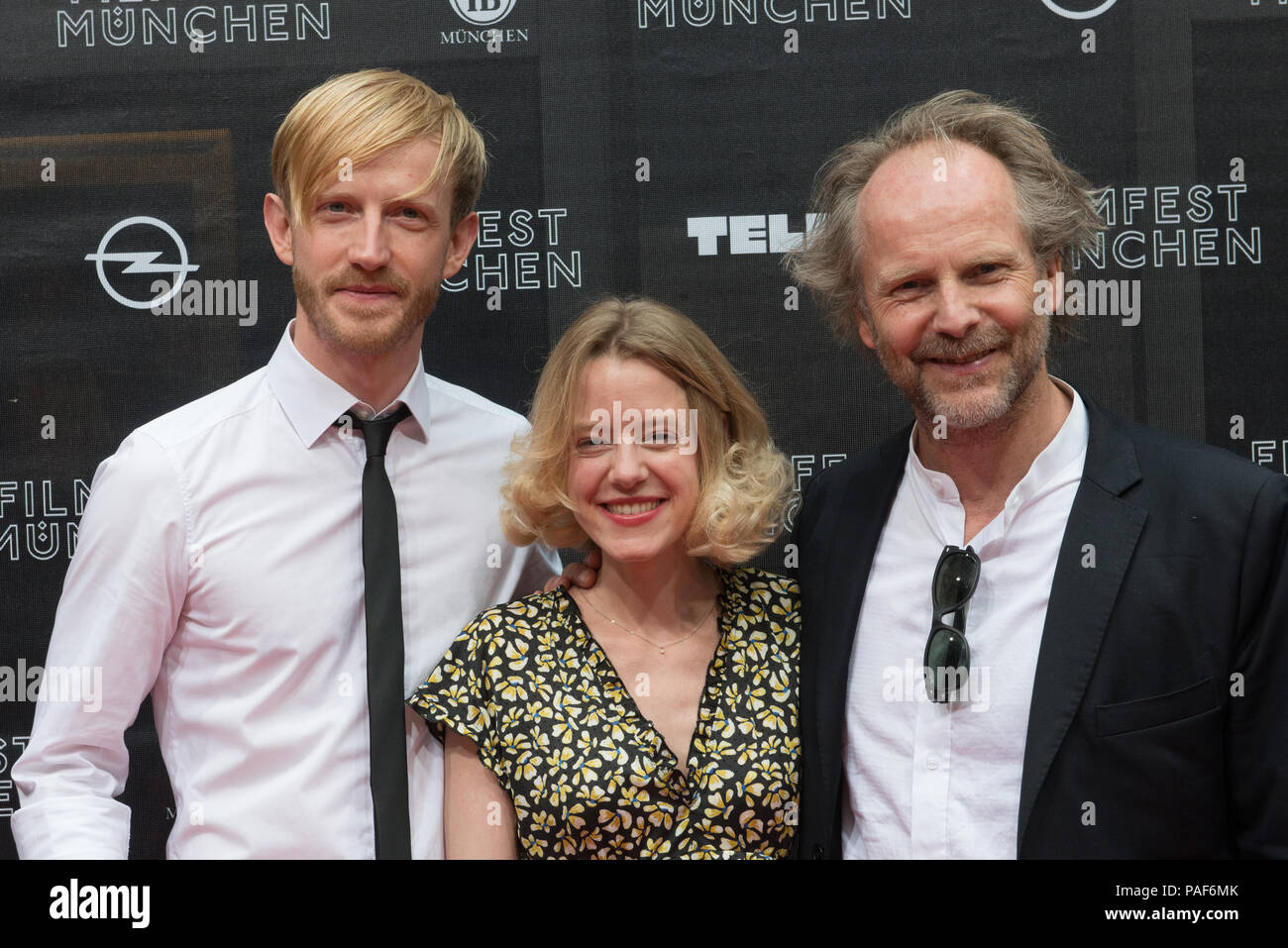 Direttore Philipp Bruno Gr ing, produttore di David Zimmerschied e attrice Julia Zange a photocall al Filmfest München 2018 Foto Stock