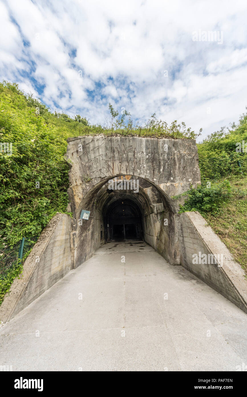 Wizernes, Francia. Il tunnel di ingresso al La Coupole metropolitana WWII V-2 Rocket bunker, ora un museo. Foto Stock