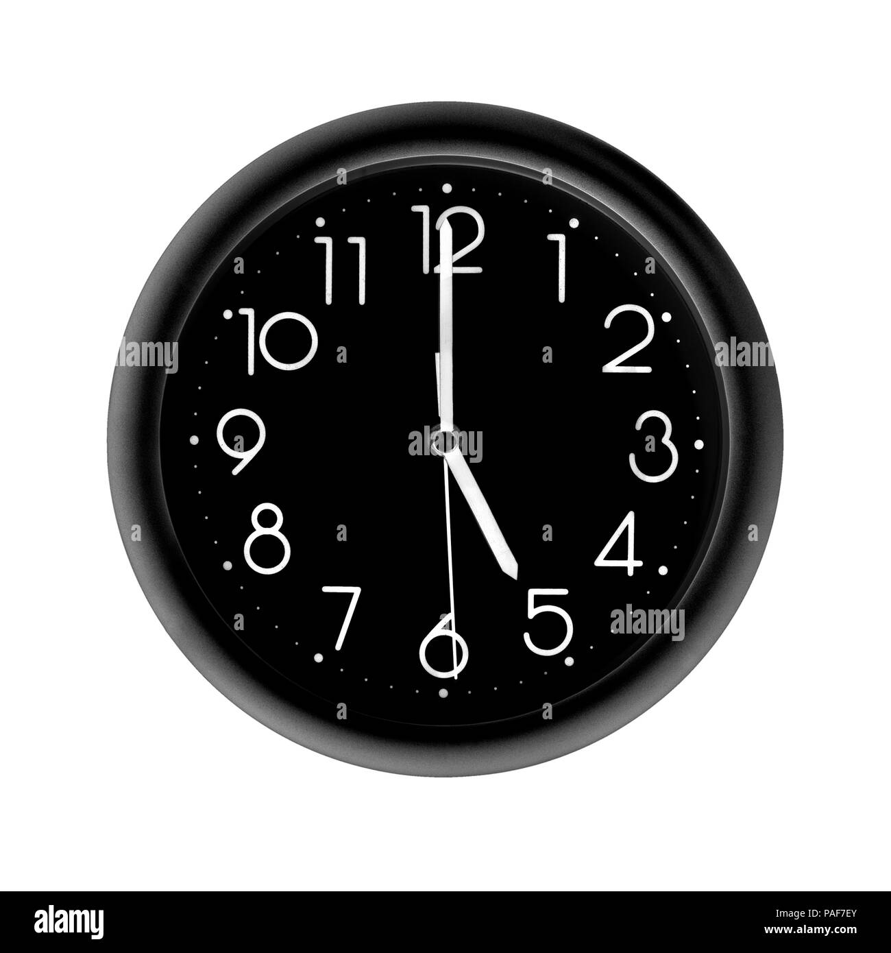 Cinque ore, foto rotonda orologio nero su sfondo bianco, isolato Foto Stock