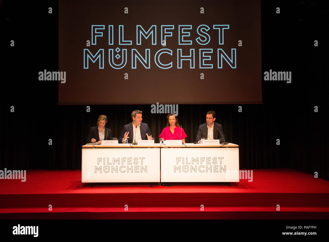 Ministerpräsident bavarese Dr. Markus Söder Atene una conferenza stampa del Filmfest München con Festival directo Diana Iljine e Georg Eisenrieder Foto Stock