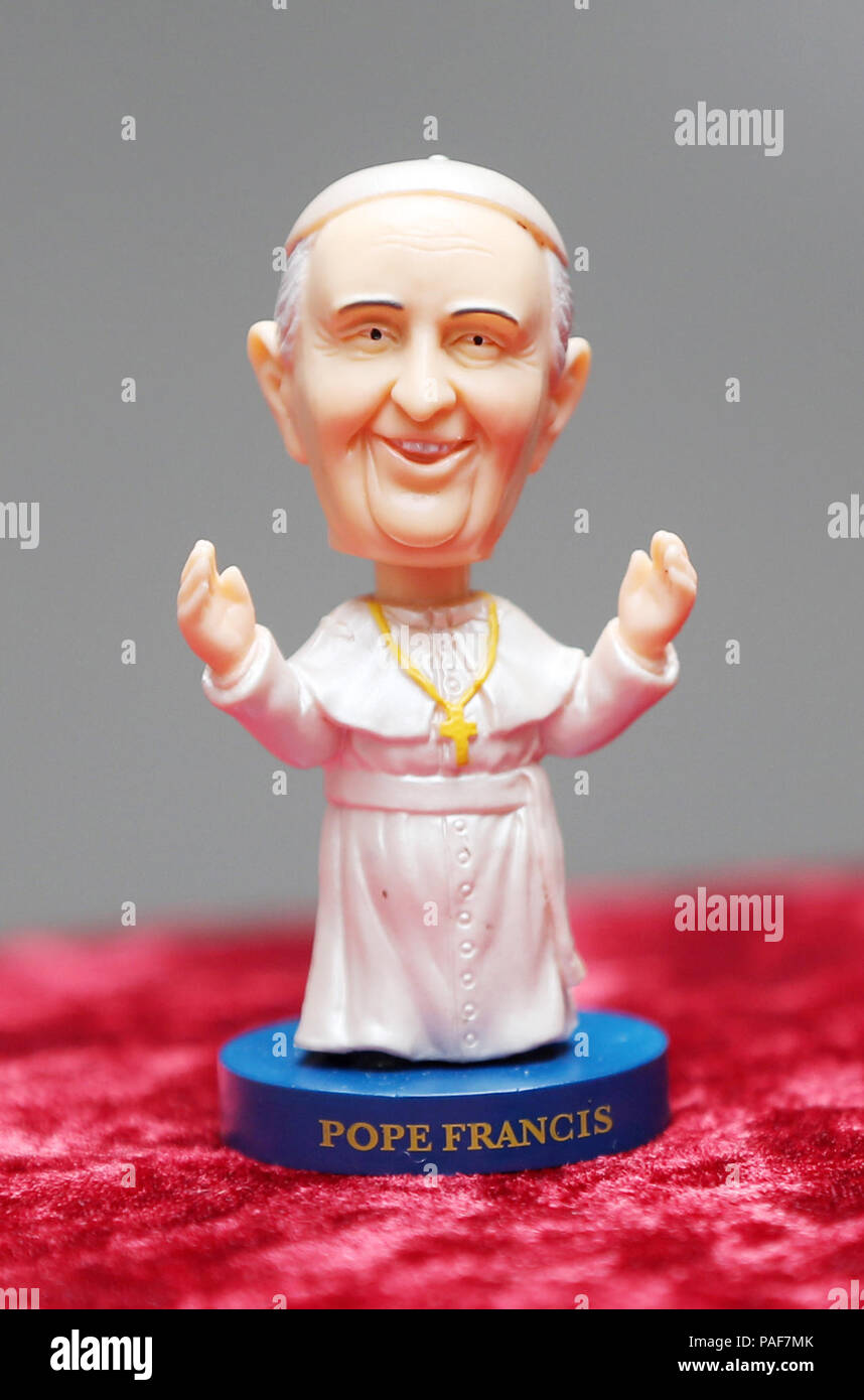 Un Papa Francesco bobble testa figura che la balla divieto Gallery di Dublino è dando via libera con ogni illustrazione, come l'Irlanda si prepara a dargli il benvenuto il prossimo mese, la prima visita papale in Irlanda a partire dal 1979. Foto Stock
