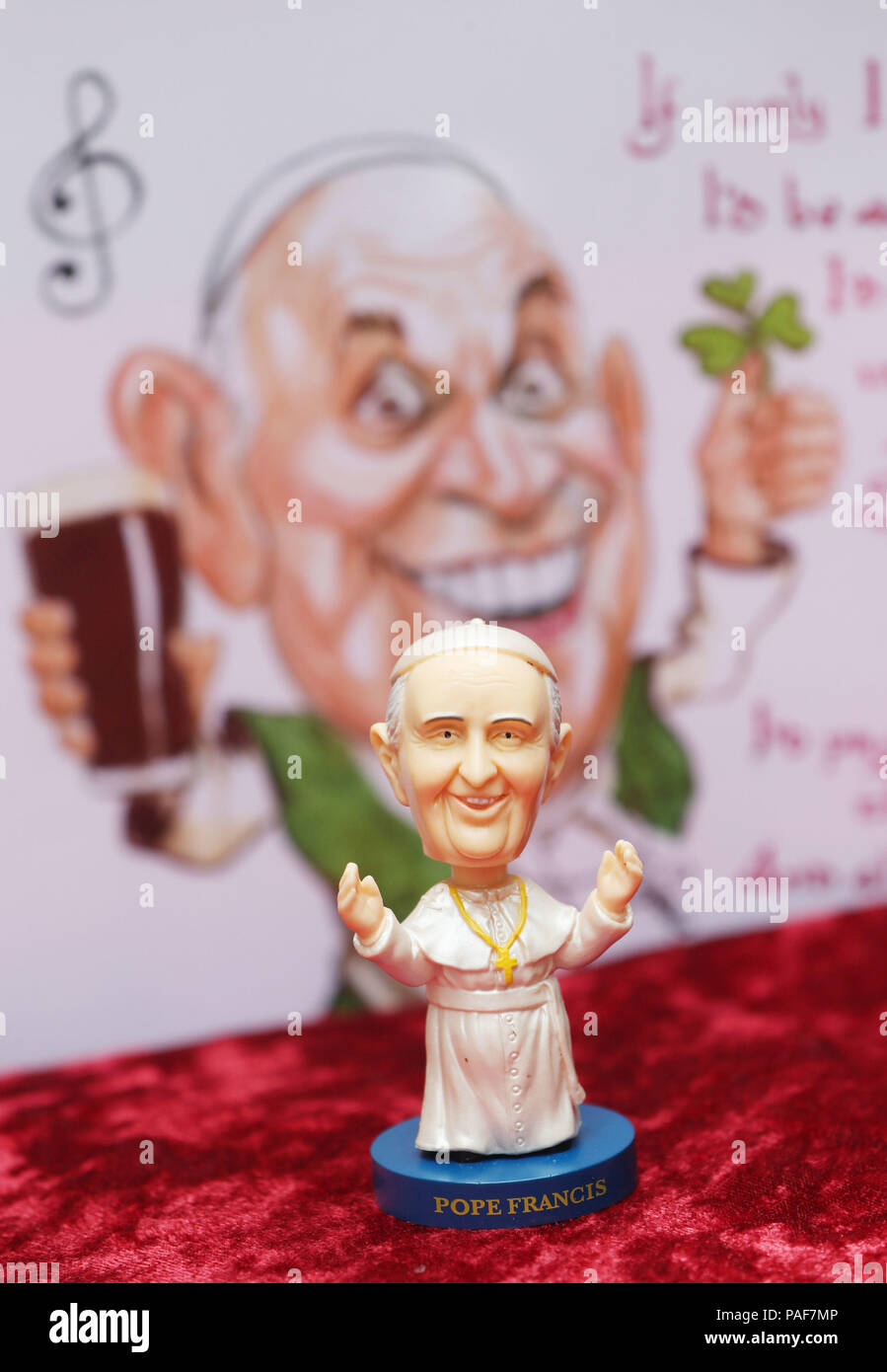 Un Papa Francesco bobble testa figura che la balla divieto Gallery di Dublino è dando via libera con ogni illustrazione, come l'Irlanda si prepara a dargli il benvenuto il prossimo mese, la prima visita papale in Irlanda a partire dal 1979. Foto Stock