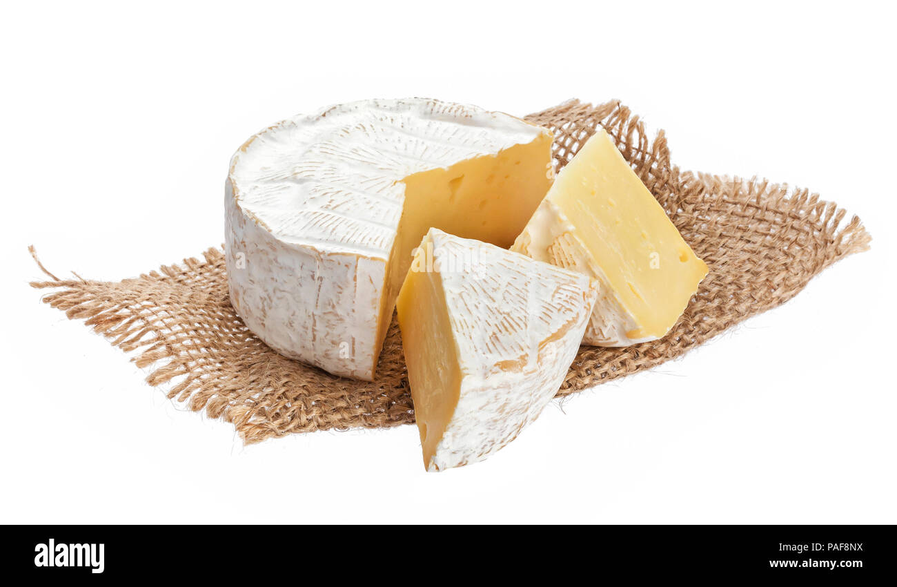 Formaggio Camembert isolato su sfondo bianco con tracciato di ritaglio Foto Stock
