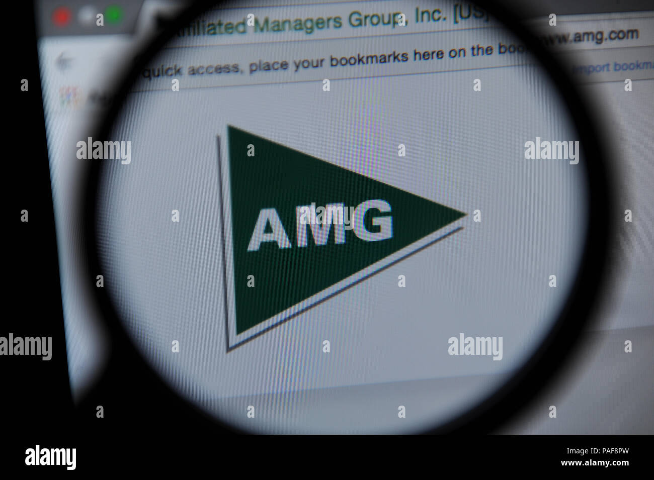Il sito web di AMG visto attraverso una lente di ingrandimento Foto Stock
