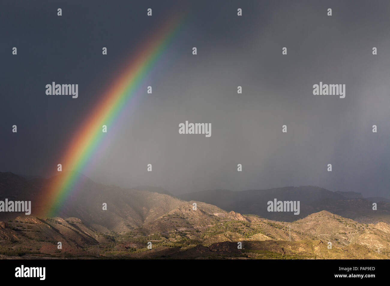 Bellissimo arcobaleno in montagna Foto Stock