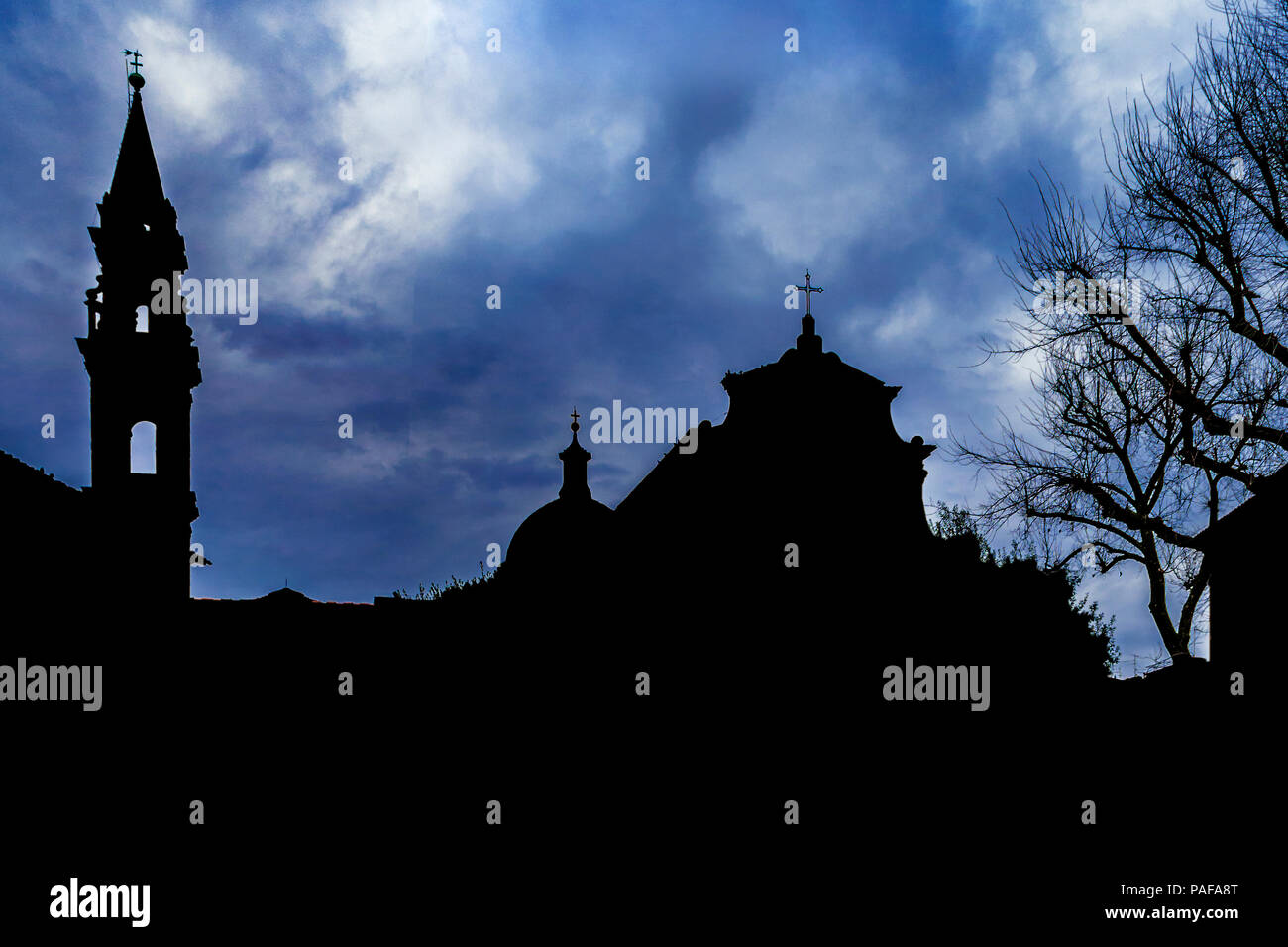 Silhouette di scena a piazza Santo Spirito in Oltrarno nel quartiere della città di Firenze, Italia Foto Stock