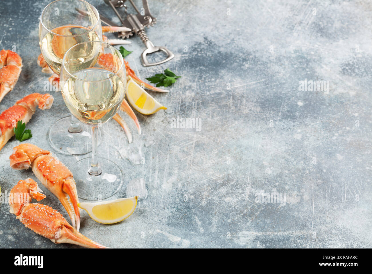 Frutti di mare. Ostriche, aragosta, vongole e vino bianco. Sul tavolo di pietra con spazio per il testo Foto Stock