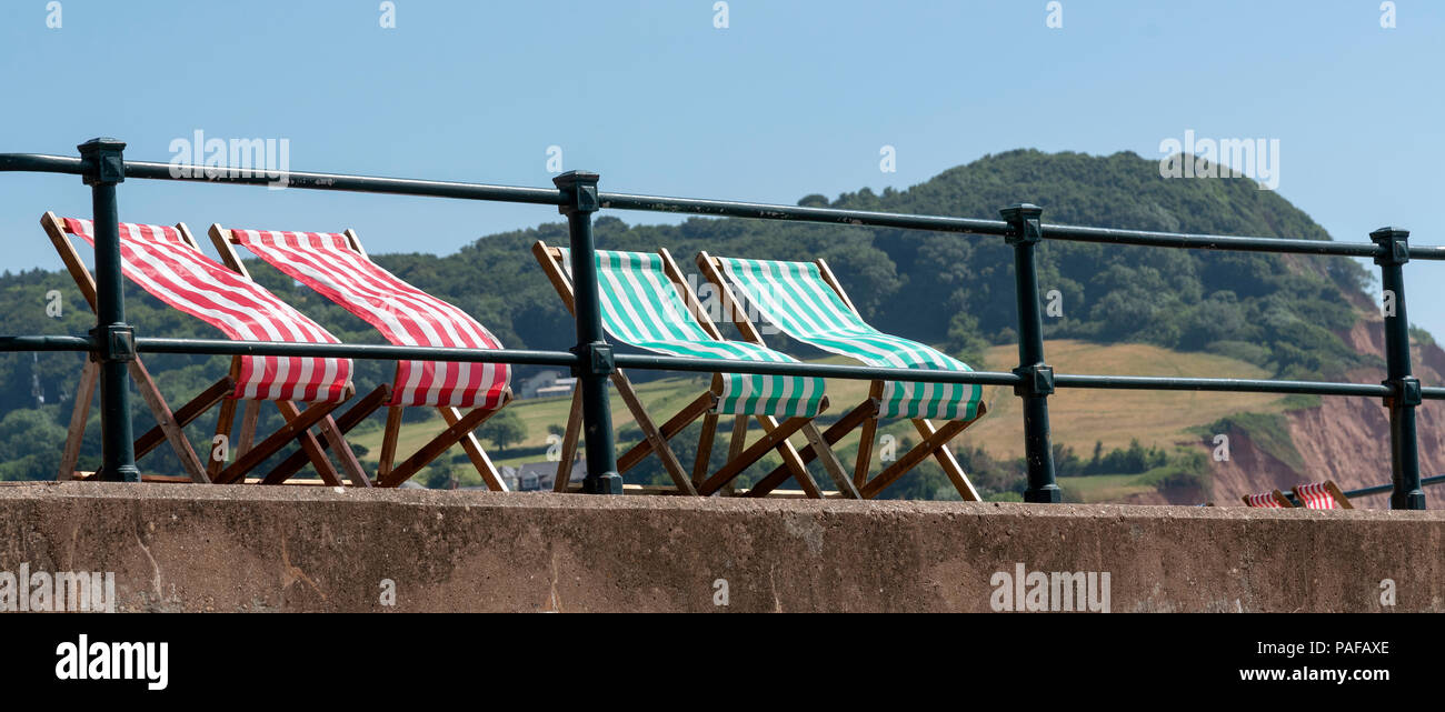 Sidmouth, Devon, Inghilterra UK, sedie a sdraio sul seafrony in questa pensione populat resort Foto Stock
