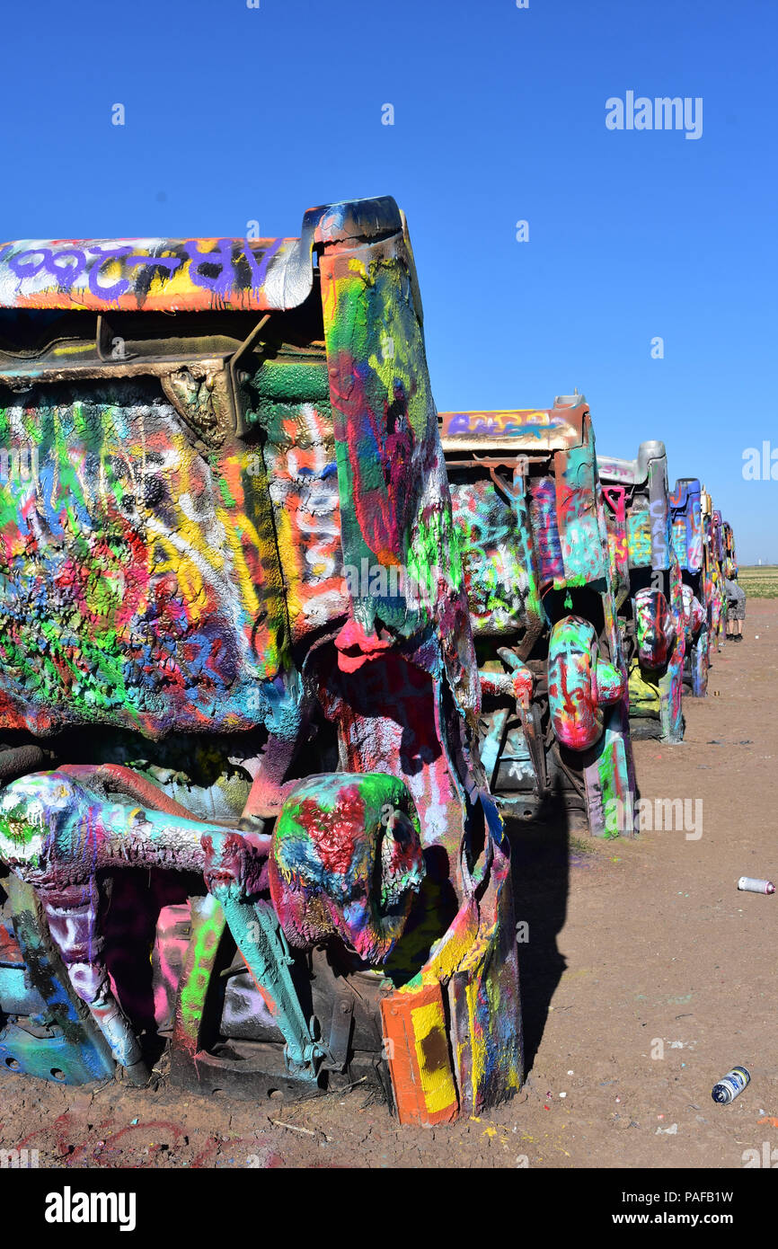 Prospettiva guardare Cadillacs al Cadillac Ranch di Amarillo. Foto Stock