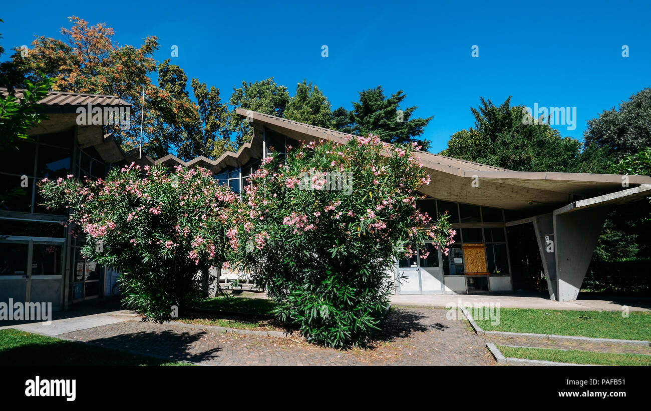 Milano, Italia - 22 Luglio 2018: ingresso alla Biblioteca al Parco Sempione, che è una libreria di civili nel cuore del Parco Sempione Foto Stock