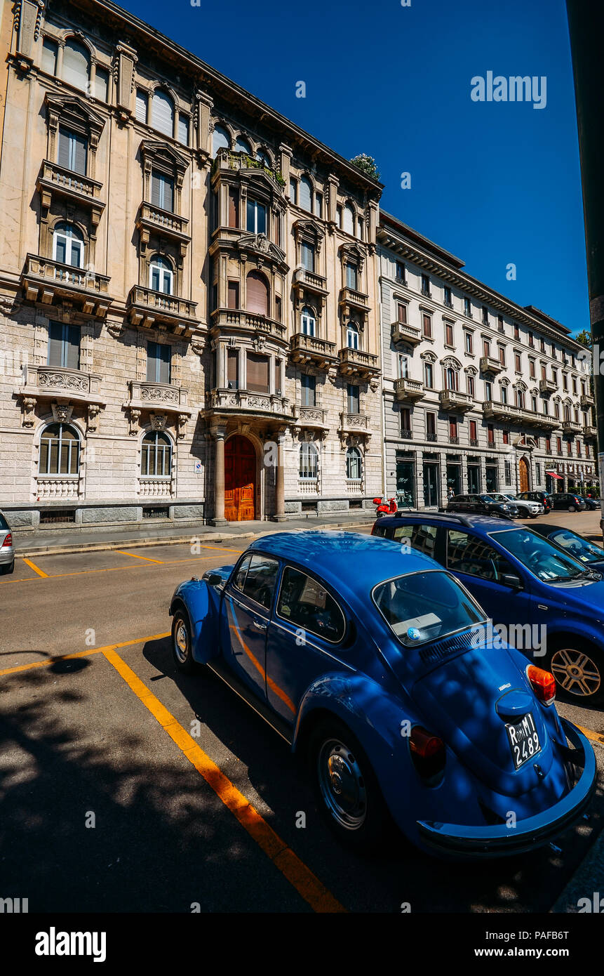 Blu Classico Volkswagen Beatle parcheggiato sulla strada del centro storico di Milano, Italia Foto Stock