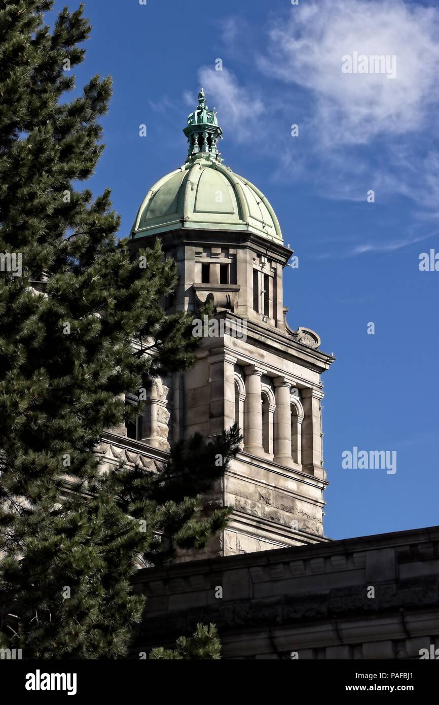 Edificio governativo-Victoria, BC; Una parte dell'edificio legislativo a Victoria, British Columbia, parzialmente nascosto da un albero. Foto Stock