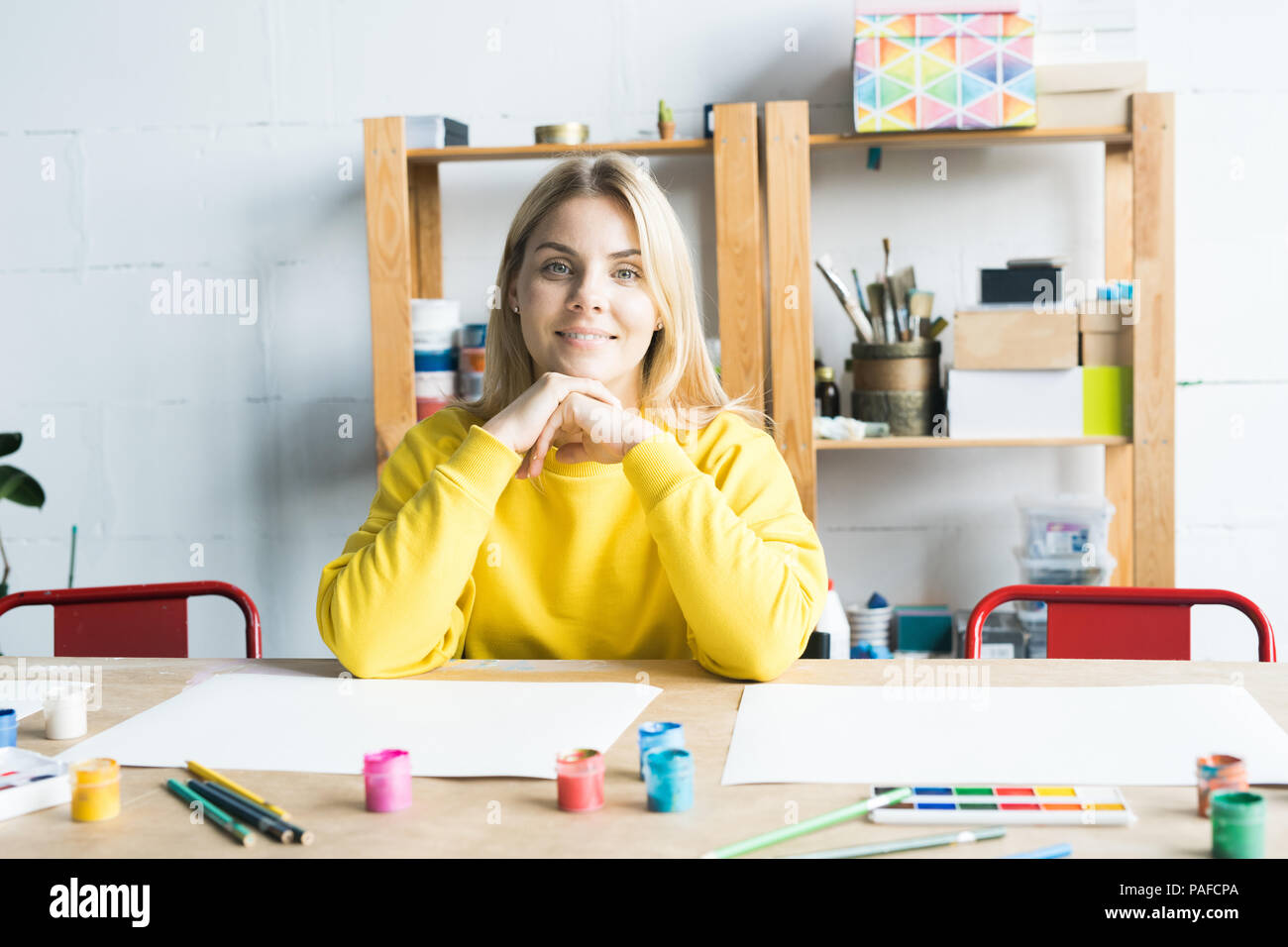 Giovane insegnante di classe d'arte Foto Stock