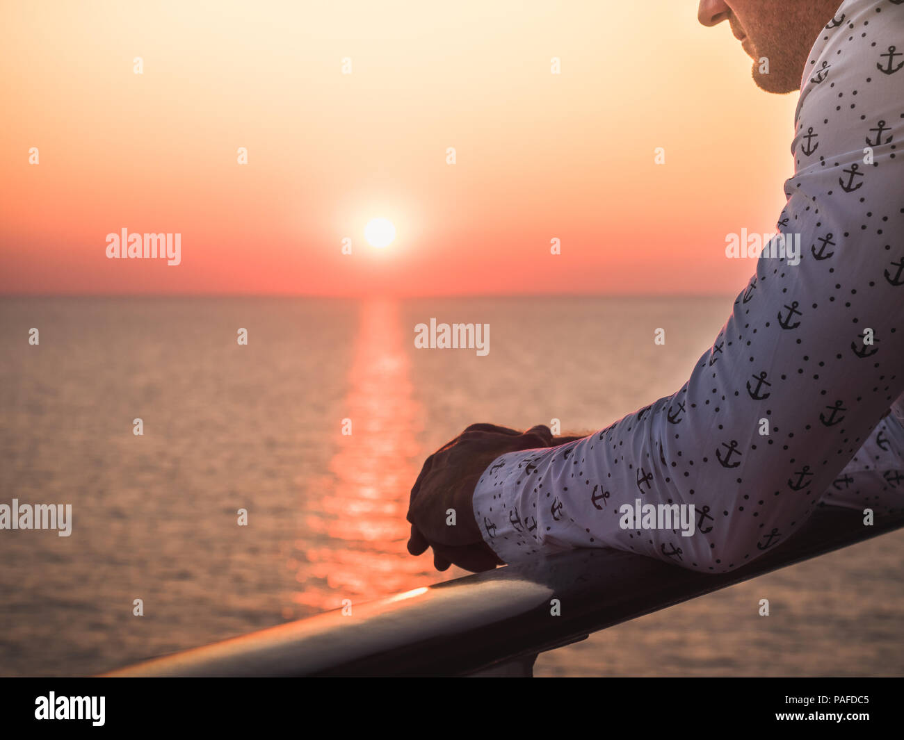 Gli uomini con le mani in mano sul corrimano Foto Stock