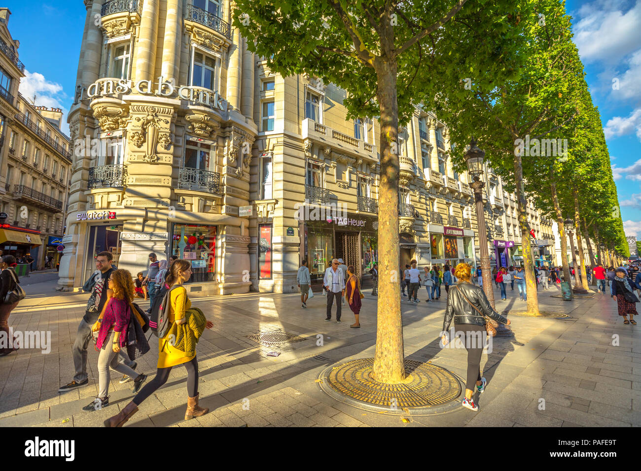 Parigi, Francia - luglio 2, 2017: la gente a piedi sulla famosa avenue in Paris Champs Elysees, nota per il lusso e lo shopping che inizia da Place de la Concorde a Place Charles de Gaulle. Giornata di sole. Foto Stock