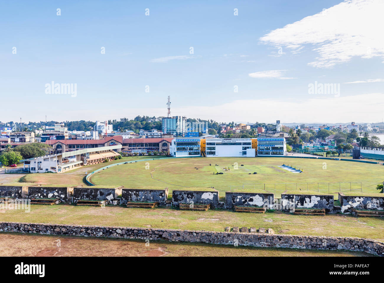 Vista panoramica del famoso Galle cricket ground (Galle International Stadium) dalle mura del Forte di Galle, Galle, sud della provincia, Sri Lanka Foto Stock