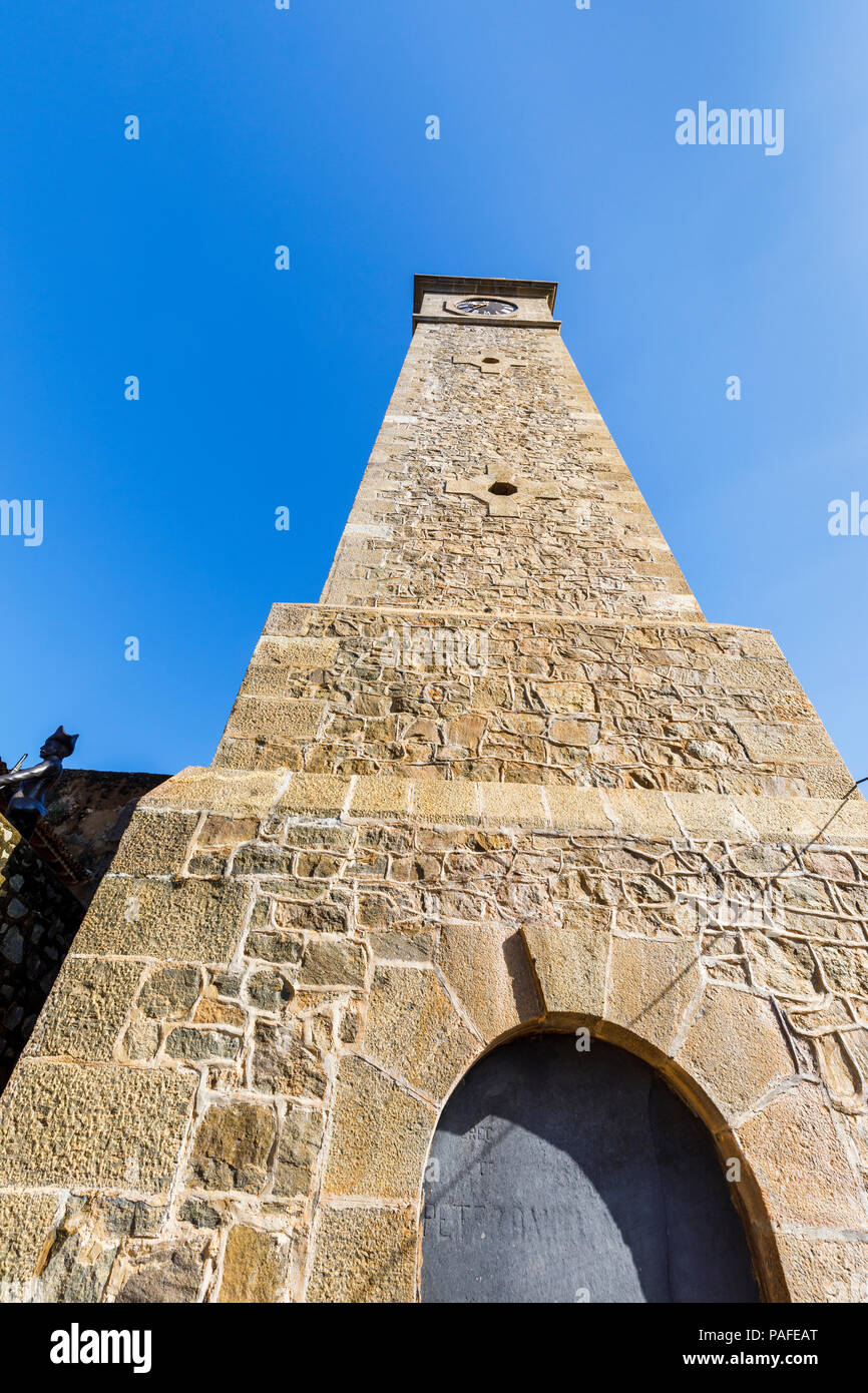 Il punto di riferimento di altezza di Clock Tower, un edificio storico a Forte Galle, Galle, sud della provincia, Sri Lanka in una giornata di sole con il limpido cielo blu chiaro Foto Stock