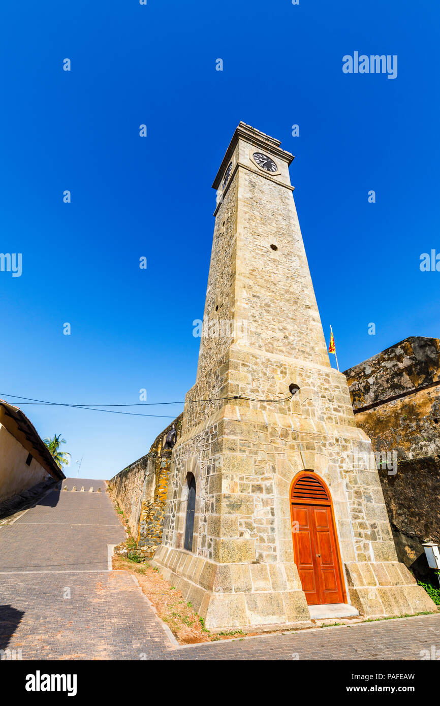 Il punto di riferimento di altezza di Clock Tower, un edificio storico a Forte Galle, Galle, sud della provincia, Sri Lanka in una giornata di sole con il limpido cielo blu chiaro Foto Stock
