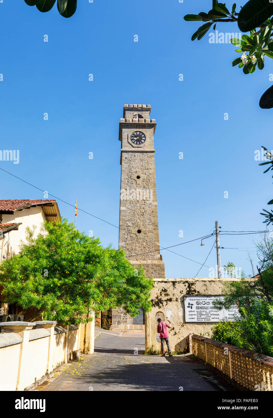 Il punto di riferimento di altezza di Clock Tower, un edificio storico a Forte Galle, Galle, sud della provincia, Sri Lanka in una giornata di sole con il limpido cielo blu chiaro Foto Stock
