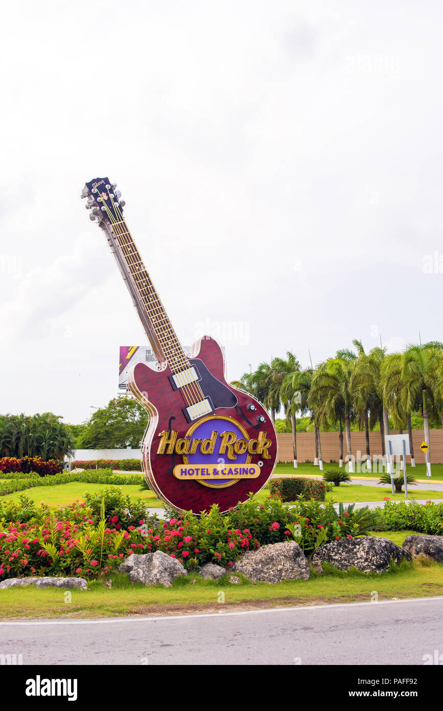 PUNTA CANA, REPUBBLICA DOMINICANA - 22 Maggio 2017: il cartello dell'hotel e casino. La scultura chitarra "Hard Rock". Copia spazio per il testo Foto Stock