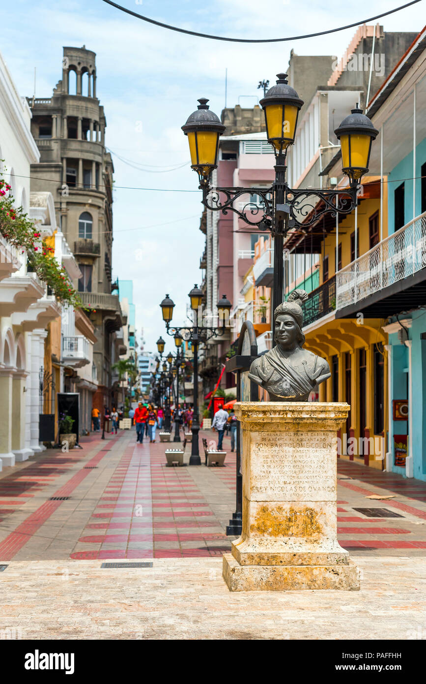 SANTO DOMINGO, REPUBBLICA DOMINICANA - Agosto 8, 2017: vista della strada storica della città. Copia spazio per il testo. In verticale Foto Stock