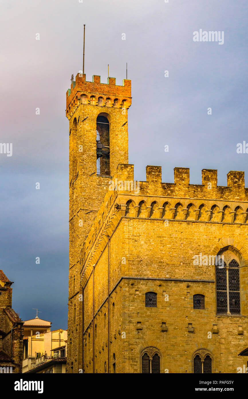 Esterno a bassa angolazione del famoso stile medievale gallery edificio chiamato il Bargello, Firenze, Italia Foto Stock