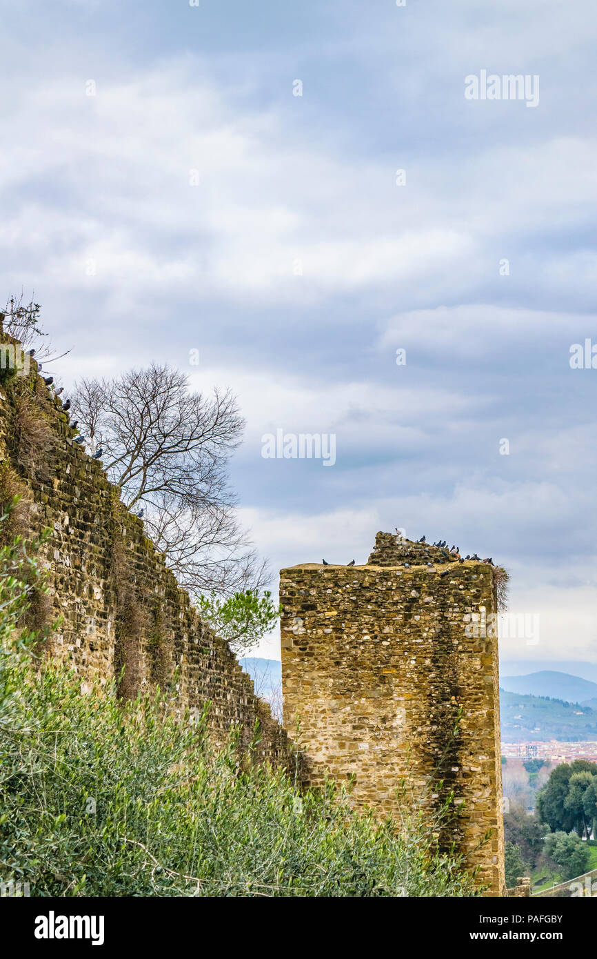 Le pareti esterne della fortezza di Firenze in via di belvedere street. Foto Stock