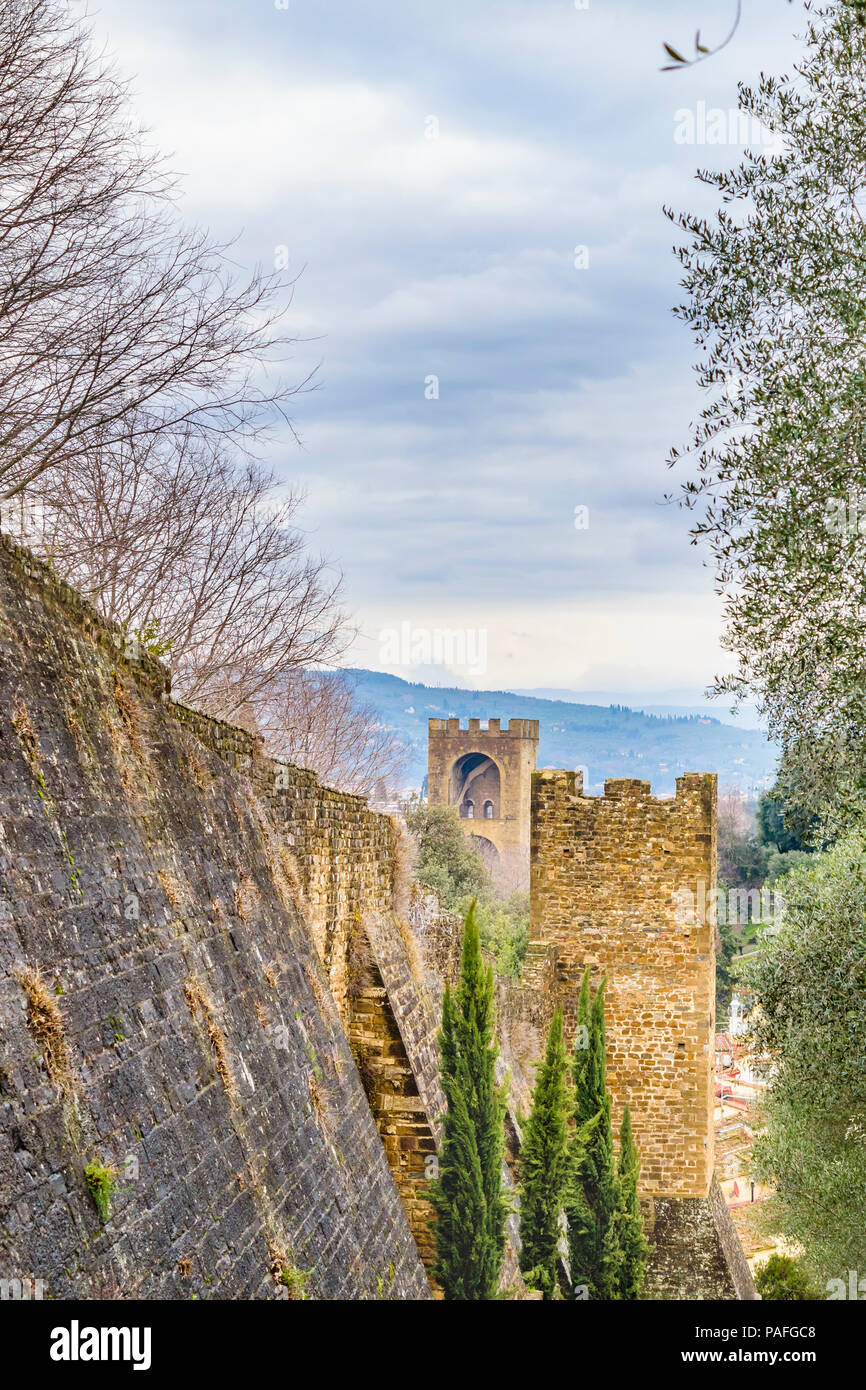 Le pareti esterne della fortezza di Firenze in via di belvedere street. Foto Stock
