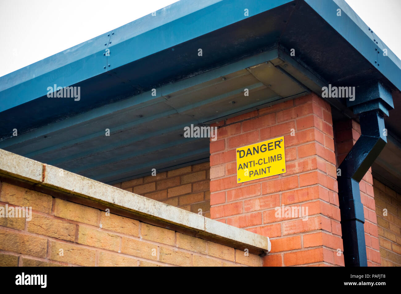Indicazioni su un edificio avvertimento circa anti salire la vernice. Foto Stock