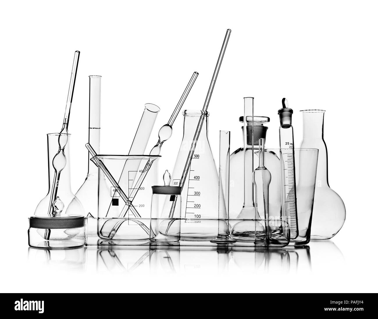 Oggetto Gruppo Laboratorio di vetreria limpida su sfondo bianco, isolata, la foto in orizzontale Foto Stock