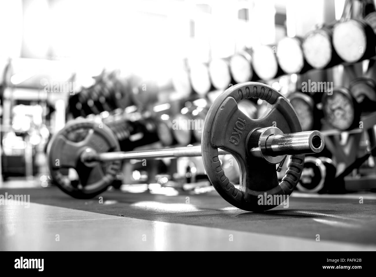 Attrezzature sportive , peso alla luce di una sala palestra, close up orizzontale in bianco e nero photo Foto Stock