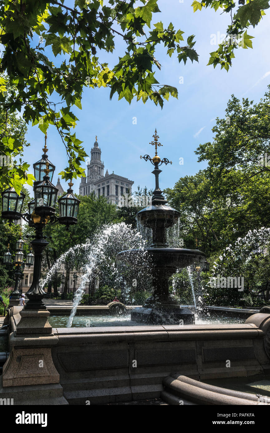 Manhattan,New York City, Stati Uniti d'America - 1 Luglio 2018 : Vista del Municipio Fontana Park Foto Stock